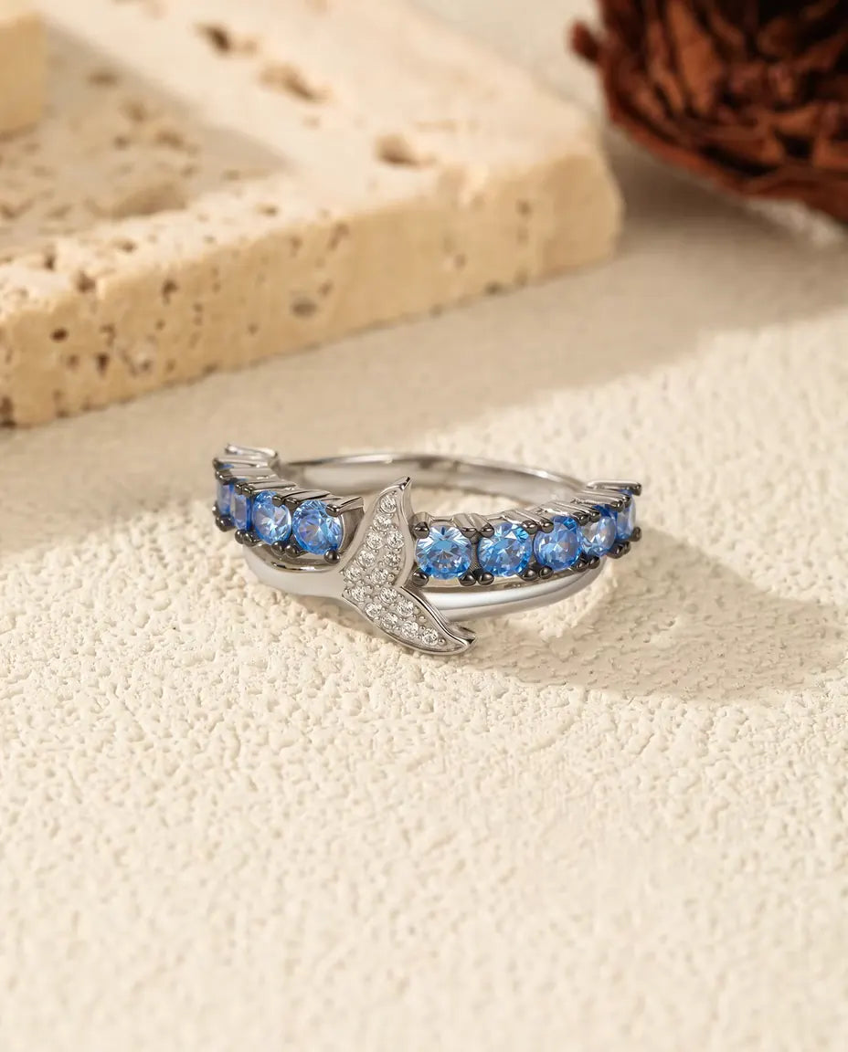 Valstjärt Ring - blå och vita zirkonia på korsad skena, storlek 5 till 9, 925 sterlingsilver