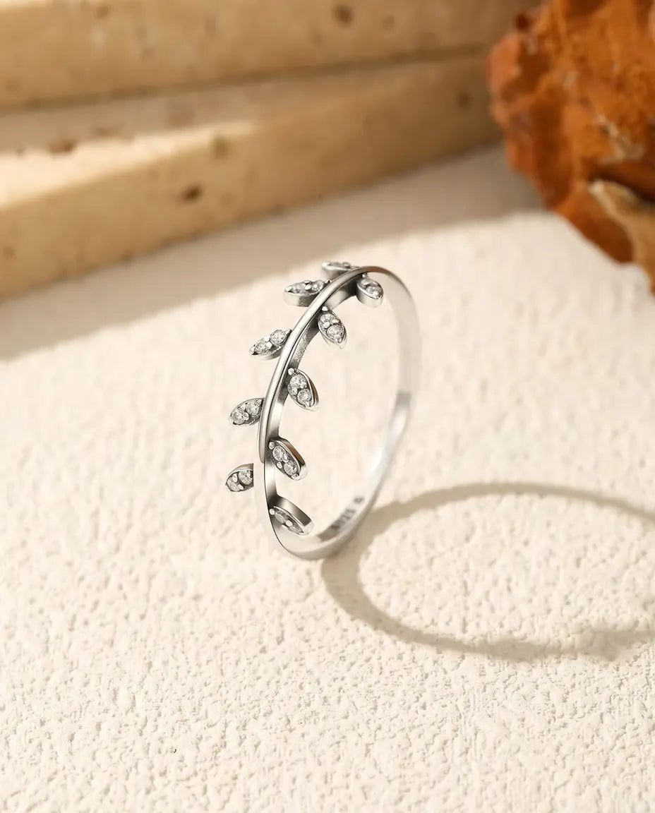 Zirkonia bladring - tio blad i pavé på 1,3 mm skena i 925 sterlingsilver, olivkvist, storlek 5-9