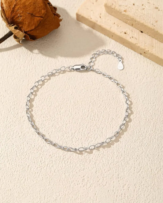 Armband med Ankarkedja i 925 Sterlingsilver - liggande på en ljus strukturerad yta med lås och förlängningskedja