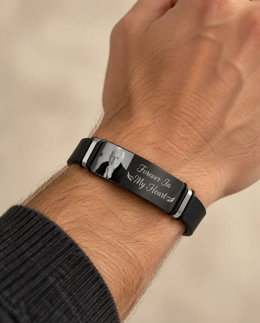 Armband med Bild och Gravyr - buren av en modell
