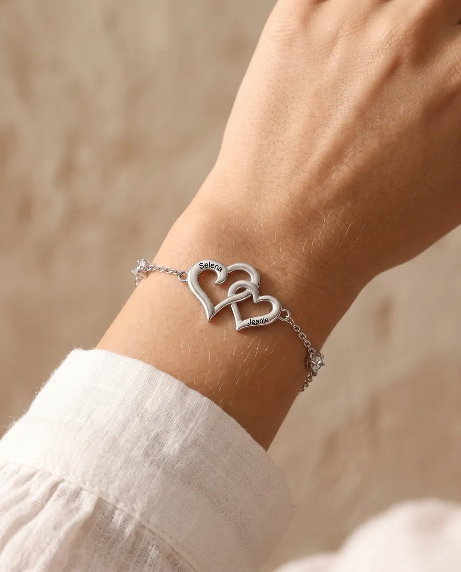 Personligt Armband Dubbla Hjärtan 2 Namn - sammanflätade hjärtan med två månadsstenar, justerbart, rodinerat