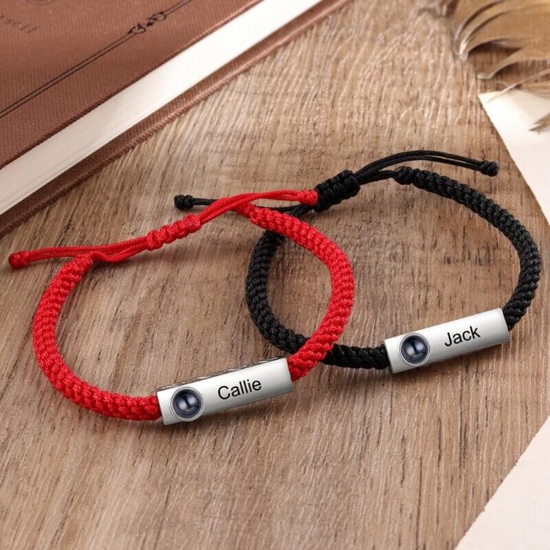 Armband för Par med Bild Inuti – Graverad Stav i Rött & Svart