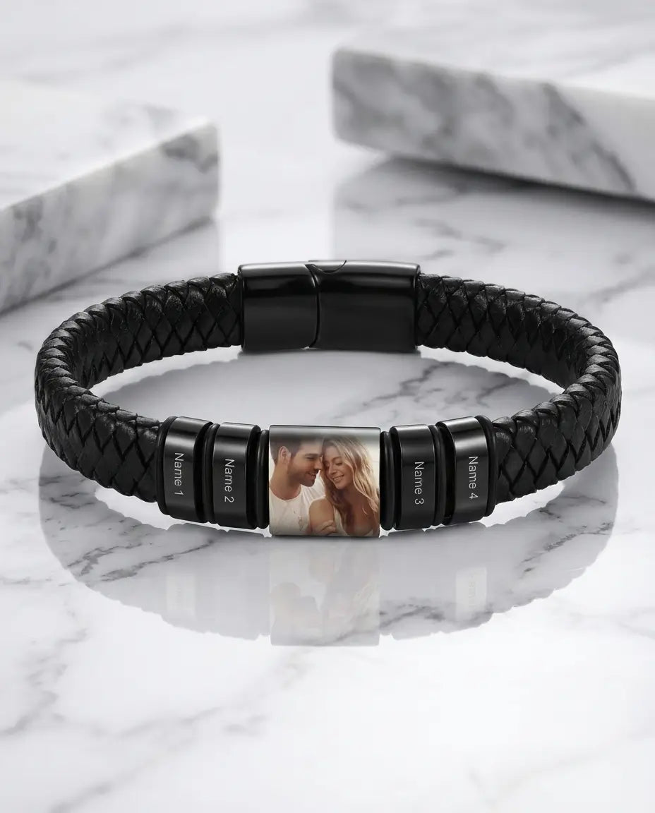 Armband Herr med Bild – Flätat Läder med Fotoberlock och Fyra Graverade Namn – Present till Honom