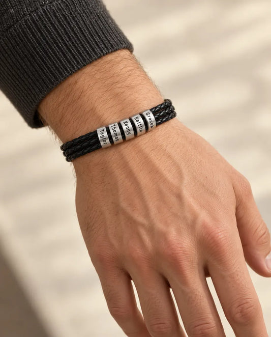 Flätat Läderarmband med Magnetlås - buren av en modell