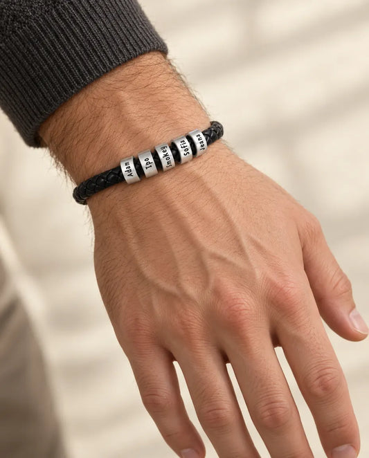 Graverat Armband Herr - buren av en modell