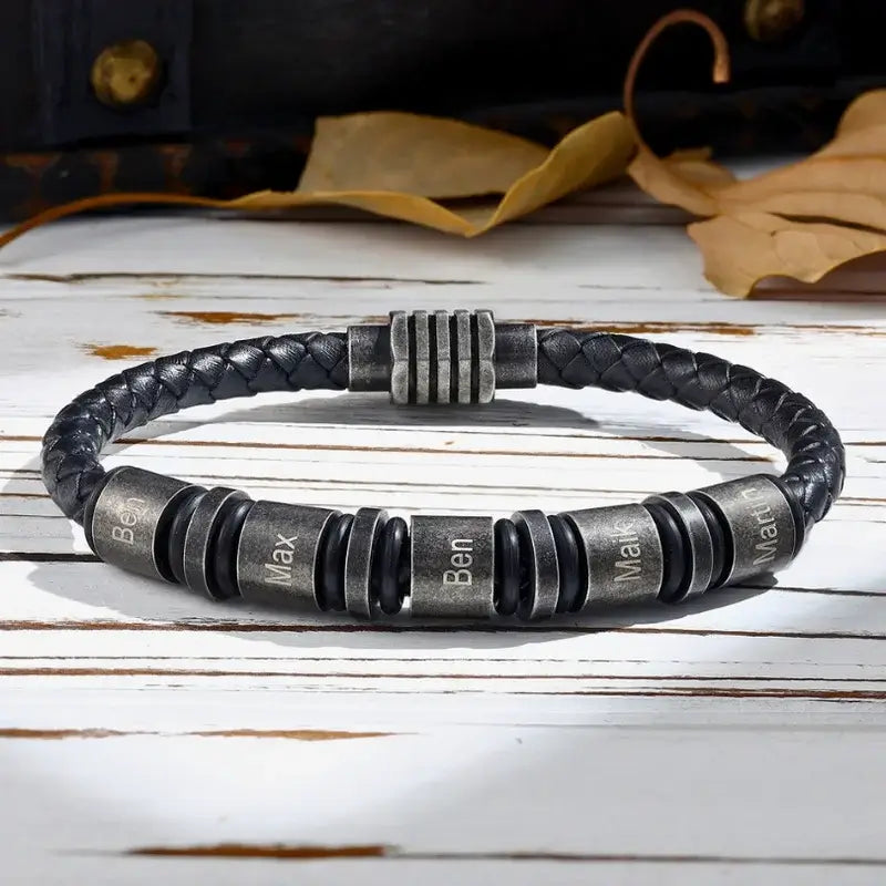 Graverat Armband Herr – Flätat Svart Läder med Stålpärlor