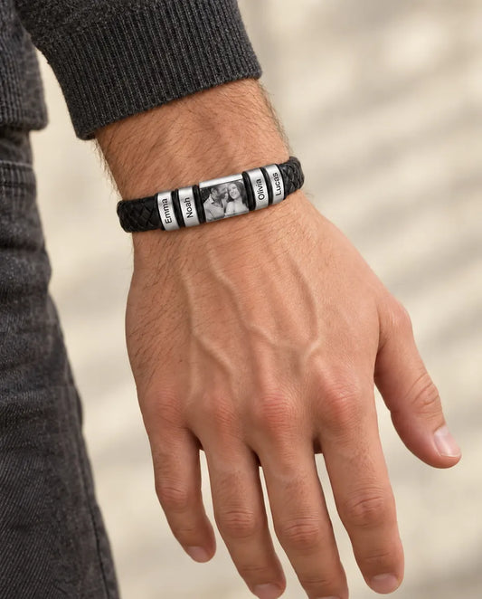 Graverat Armband Herr - buren av en modell