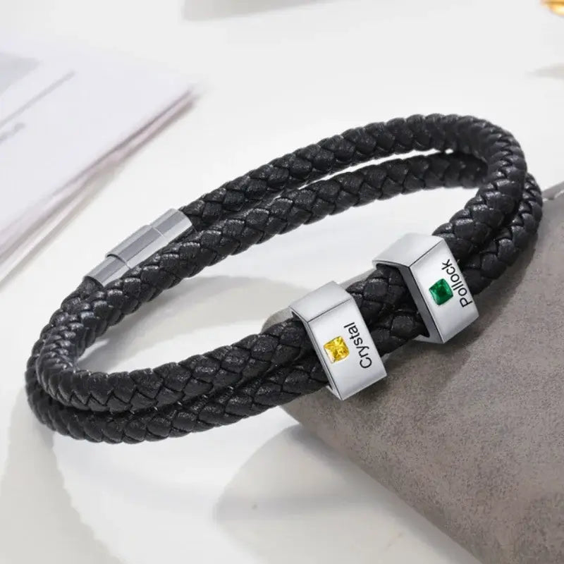 Graverat Armband Herr – Svart Läder med Namn och Månadsstenar