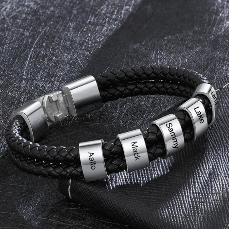 Graverat Armband Herr – Svart Läder med 1–8 Namnpärlor