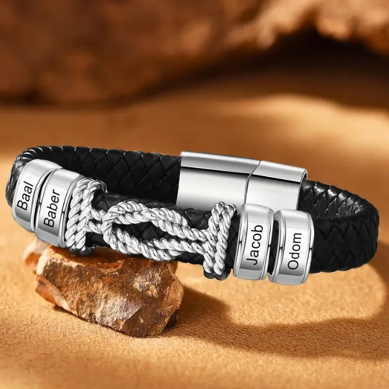 Graverat Armband Herr – Svart Läder med Graverad Namnplatta i Stål