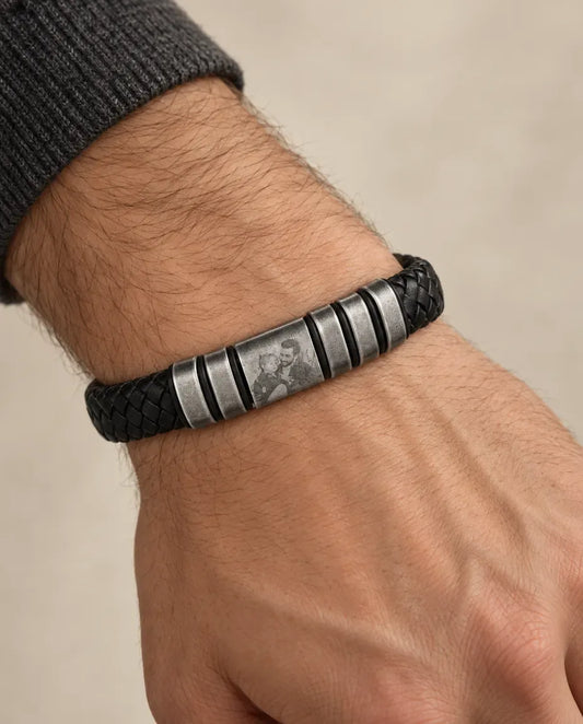 Läderarmband Herr med Graverad Bild - buren av en modell