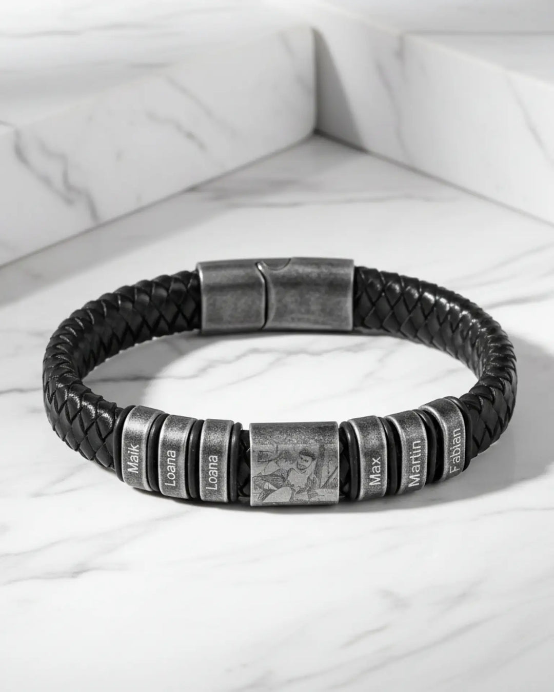 Läderarmband Herr med Graverad Bild – Flätat Läder och Namnberlocker