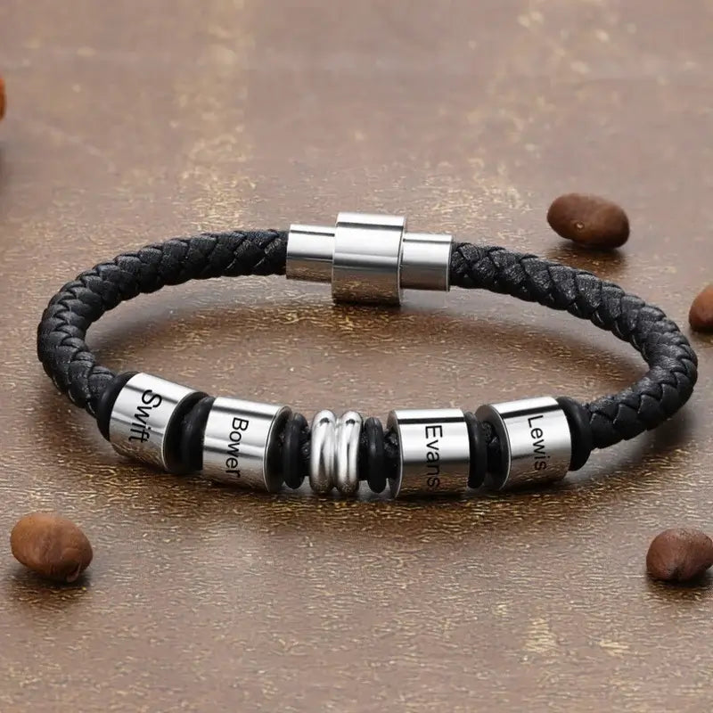 Graverat Armband Herr i Svart Läder – Upp till 4 Namn i Polerat Rostfritt Stål