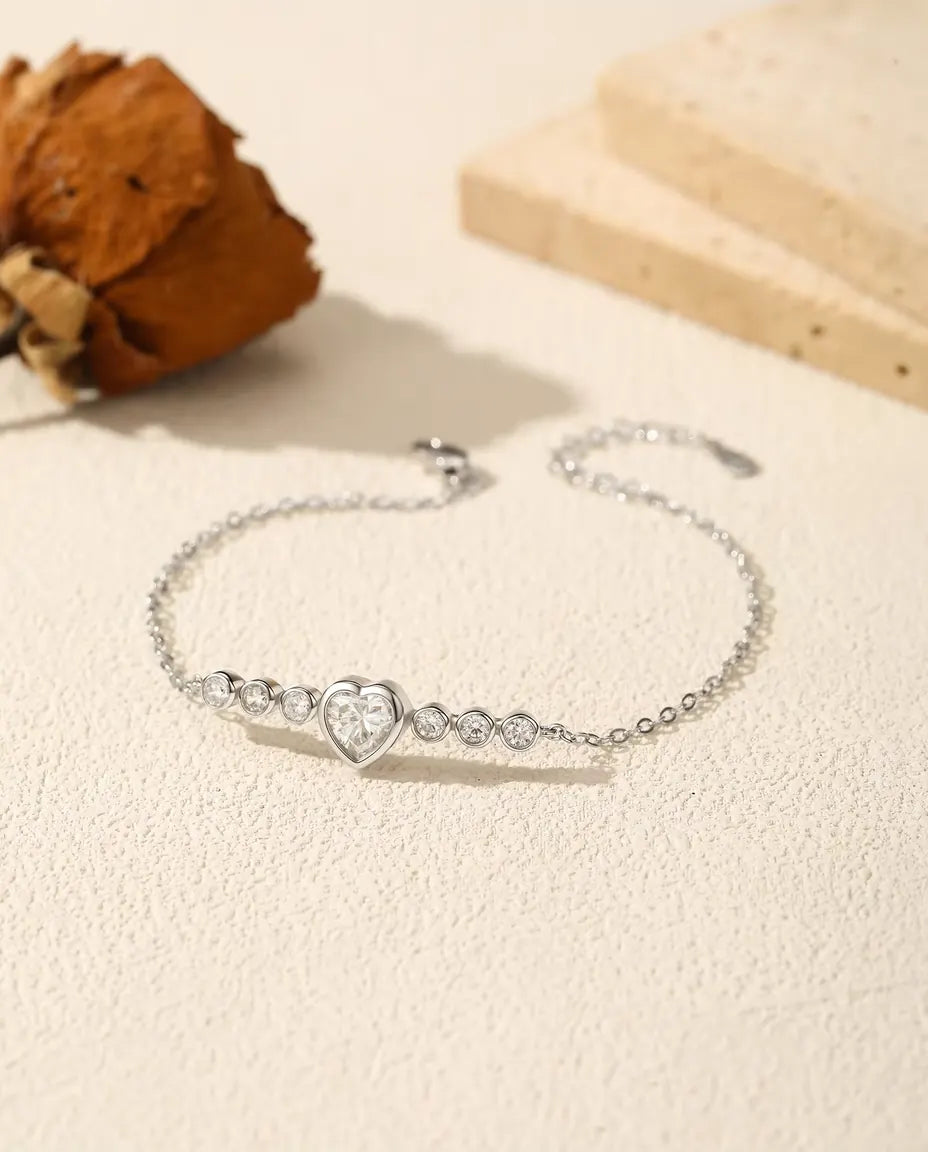 Armband med hjärta i moissanit - 925 sterlingsilver, hjärta på 0,8 ct i infattning och smal justerbar kedja