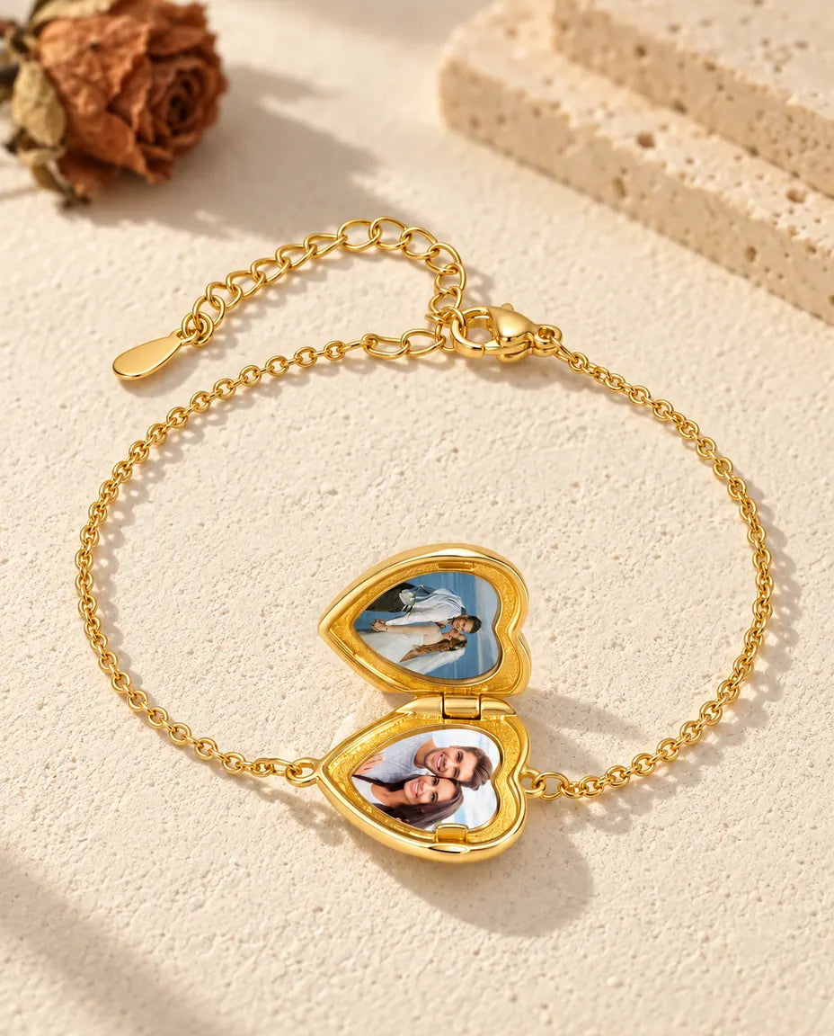 Armband med hjärtmedaljong öppen, med två bilder inuti