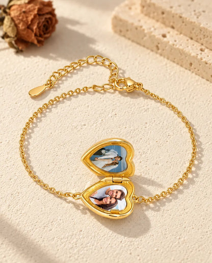 Armband med hjärtmedaljong öppen, med två bilder inuti