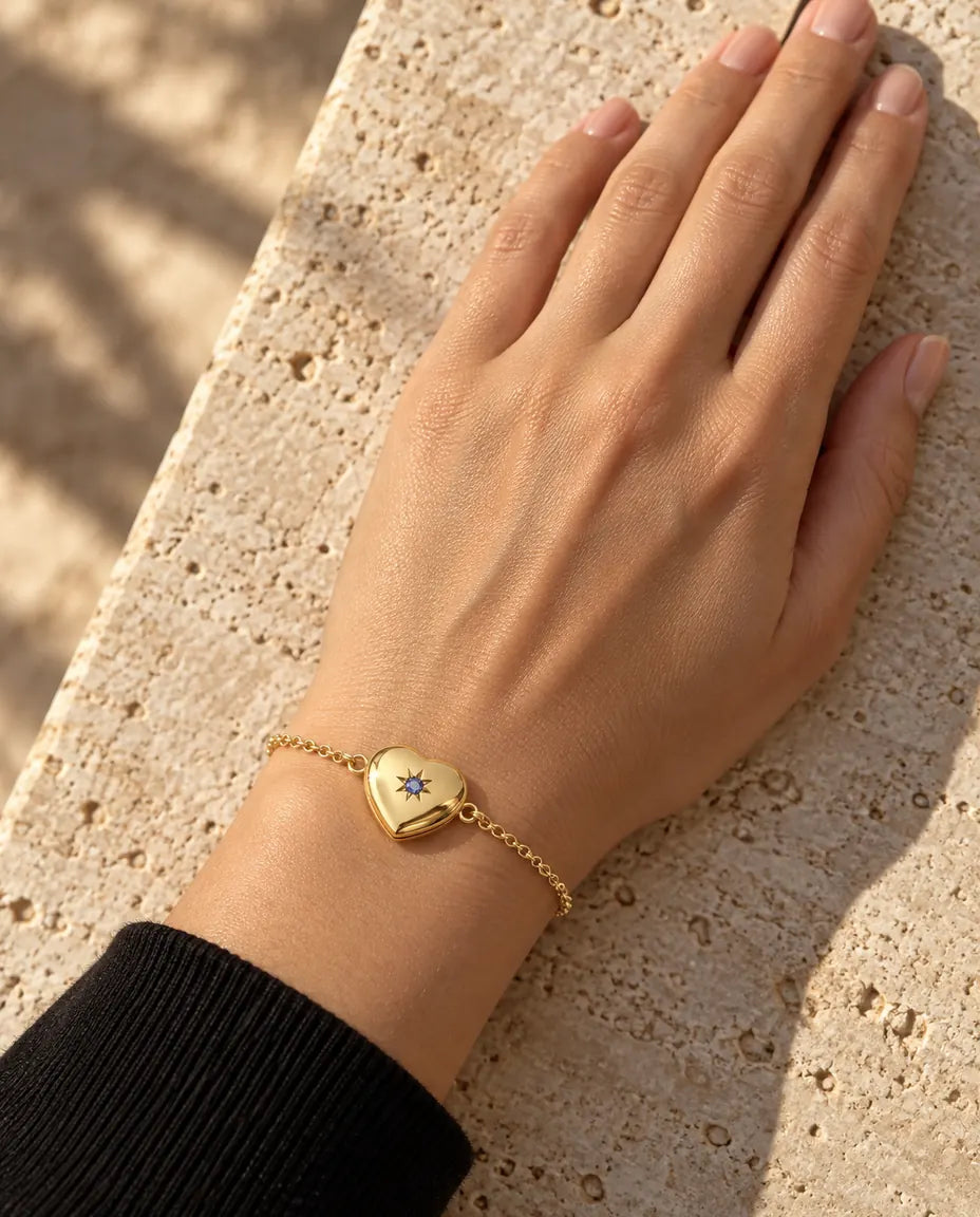 Kvinna bär armbandet med stängd hjärtmedaljong