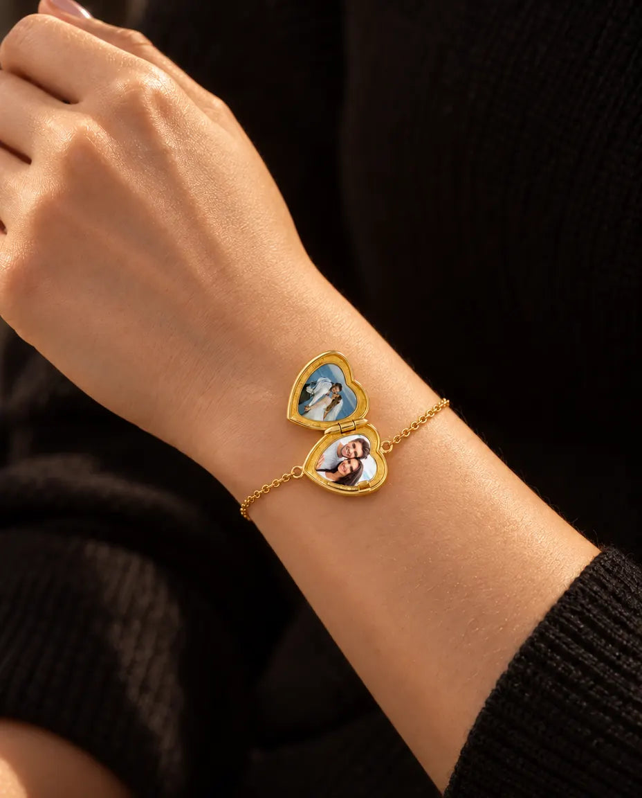 Kvinna bär armbandet med öppen hjärtmedaljong och två bilder
