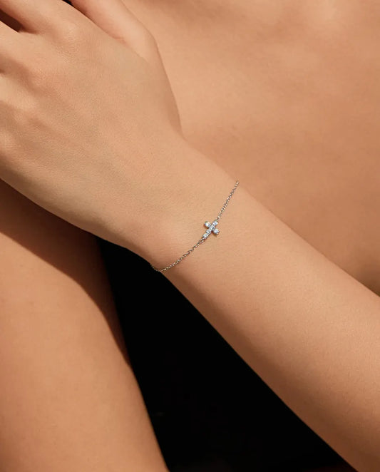 Armband med kors i moissanite – hänge i 925 sterlingsilver på smal länkkedja, justerbar