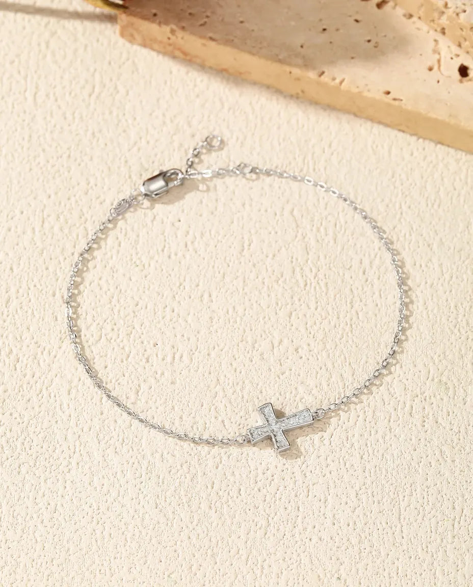 Armband med kors i moissanit – pavéfattat korshänge i färg D på länkkedja i 925 sterlingsilver
