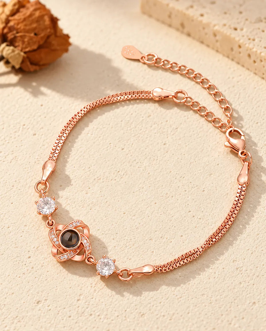 Roséguldfärgat armband med kärleksknut, gnistrande sidostenar och dubbel venetianerkedja