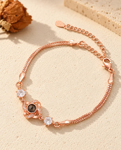 Roséguldfärgat armband med kärleksknut, gnistrande sidostenar och dubbel venetianerkedja