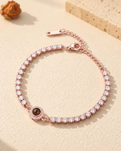 Roséguldfärgat tennisarmband med haloberlock och bild inuti, karbinlås och förlängningskedja