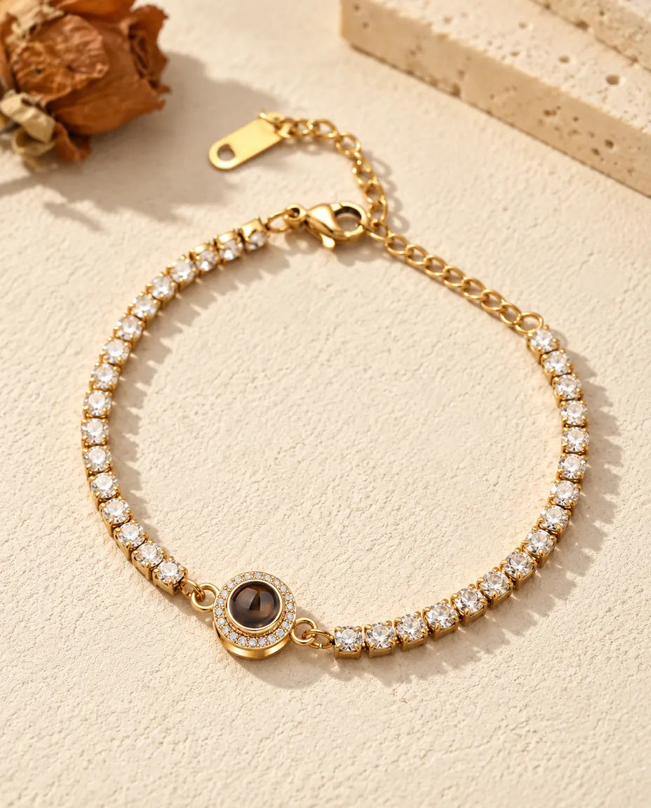 Guldfärgat tennisarmband med haloberlock och en hel rad zirkonia runt om