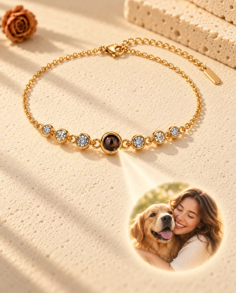 Ljus genom den bruna stenen i det guldfärgade armbandet visar en rund bild av en kvinna som kramar sin hund