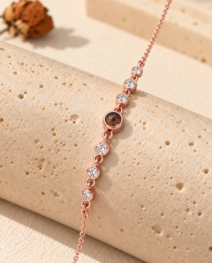 Närbild på den roséguldfärgade stenraden draperad över ett travertinblock