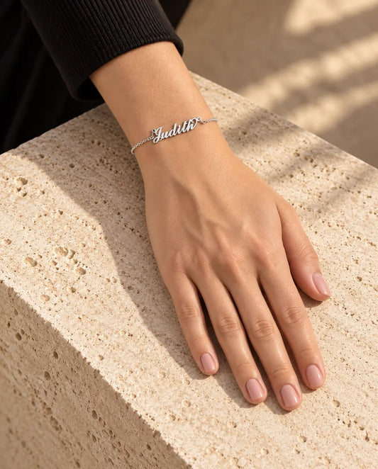 Armband med Namn - buren av en modell