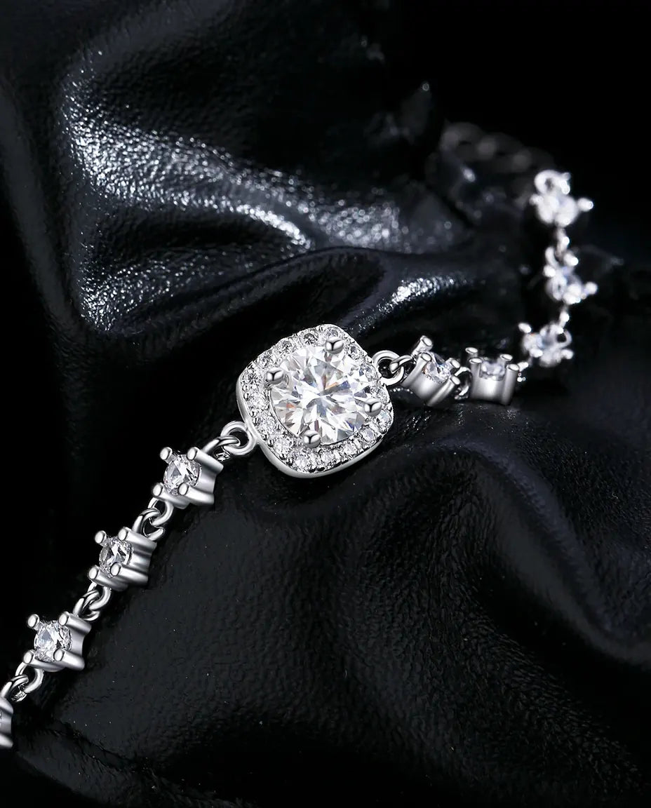 Armband med moissanit i halo – kuddslipad sten på 0,8 ct i färg D och småstenar längs kedjan i 925 sterlingsilver