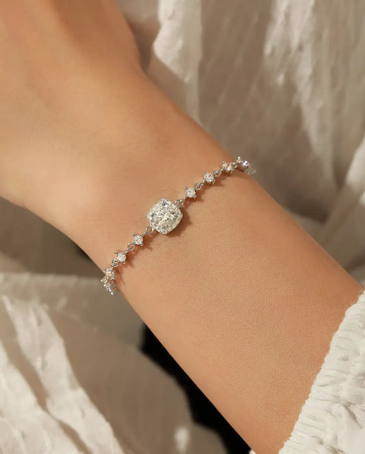 Armband med moissanite i halo – kuddslipad sten på 0,8 ct i färg D och småstenar längs kedjan i 925 sterlingsilver