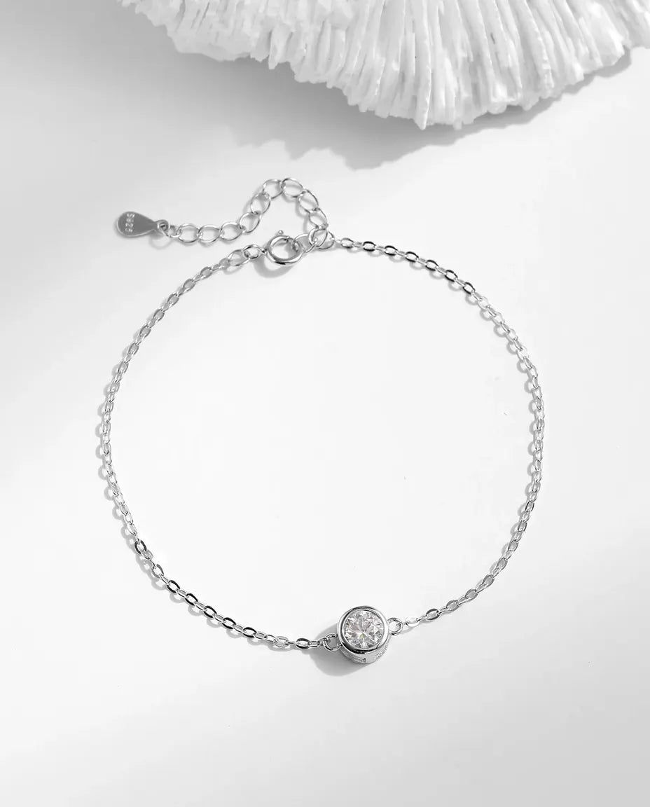 Armband med moissanit solitär – 0,5 ct i färg D och renhet VVS1, kantinfattad på länkkedja i 925 sterlingsilver