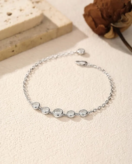 Moissanite Armband med Zargfattning i 925 Sterlingsilver - löst lagt på en ljus yta med lås och förlängningskedja