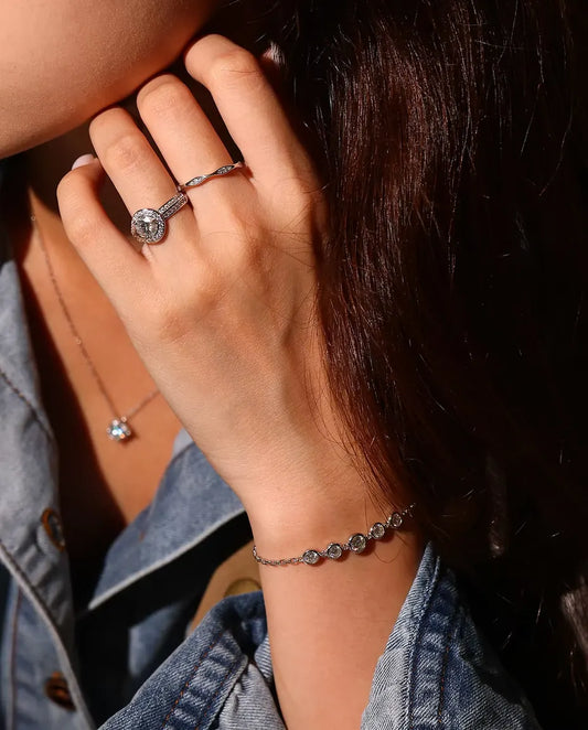 Moissanite Armband med Zargfattning i 925 Sterlingsilver - buret på handleden, handen nära ansiktet
