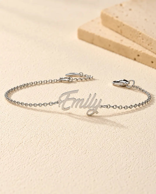 Namnarmband i 925 Sterling Silver med Namn längs Kedjan - framifrån