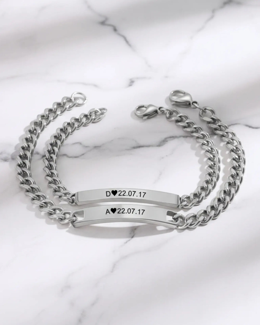 Armband för Par – Graverad Stav med Initial och Datum, Matchande Set