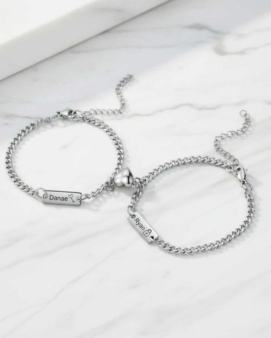 Armband för Par – Magnetiskt Hänglås och Nyckel med Graverade Brickor