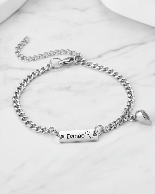 Armband för Par – Magnetiskt Hänglås och Nyckel med Graverade Brickor