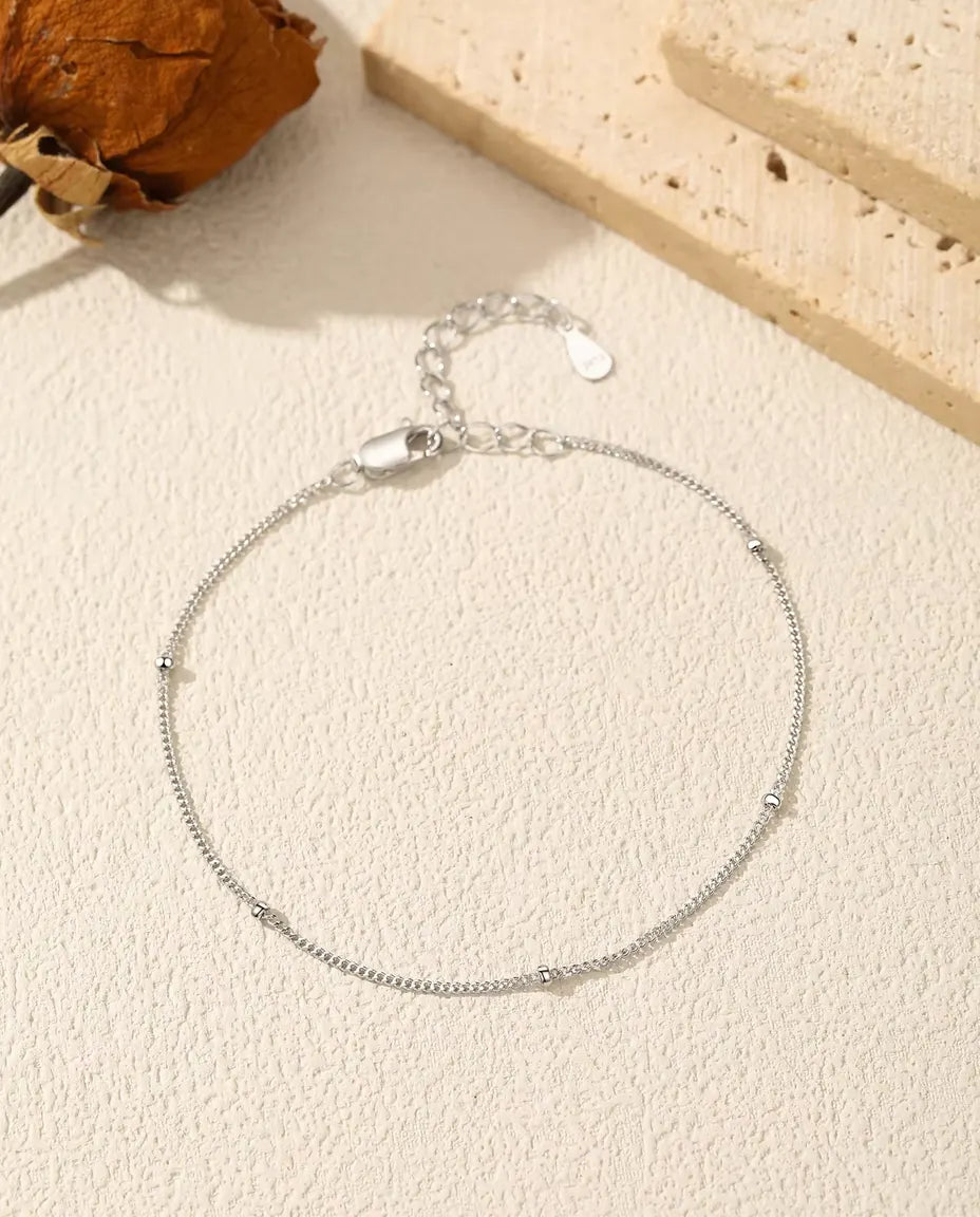 Armband med Satellitkedja i 925 Sterlingsilver - liggande på en ljus strukturerad yta med lås och förlängningskedja