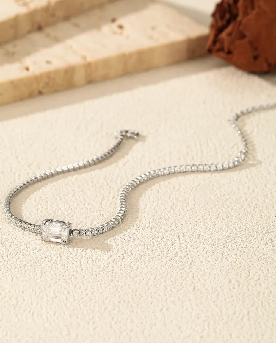 Tennisarmband med smaragdslipad moissanit – centersten på 1 ct i färg D och rad av runda stenar i 925 sterlingsilver