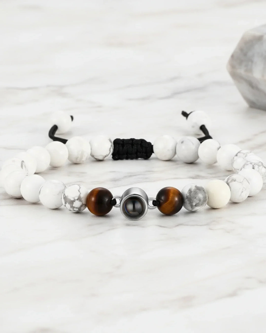Armband med Bild Inuti – Vita Magnesitpärlor, Present till Henne