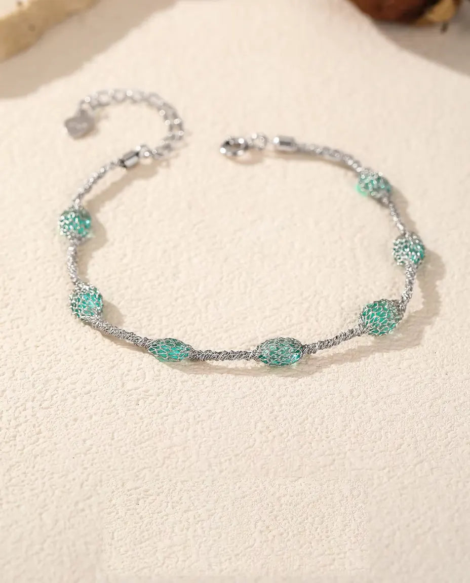 Zirkonia Armband i 925 Sterlingsilver - liggande på en ljus strukturerad yta med lås och förlängningskedja