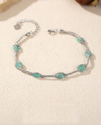 Zirkonia Armband i 925 Sterlingsilver - liggande på en ljus strukturerad yta med lås och förlängningskedja