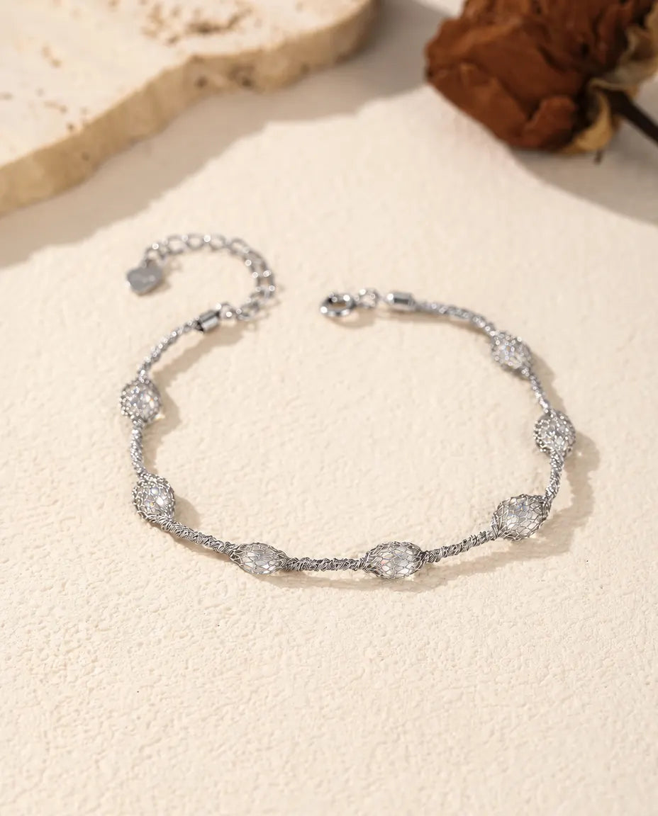 Zirkonia Armband i 925 Sterlingsilver - varianten med vita zirkonia, liggande på en ljus yta