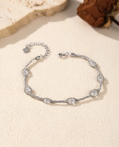 Zirkonia Armband i 925 Sterlingsilver - varianten med vita zirkonia, liggande på en ljus yta