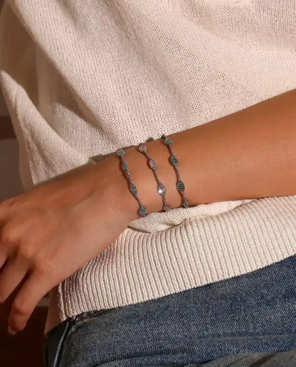 Zirkonia Armband i 925 Sterlingsilver - buret på handleden, närbild