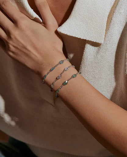Zirkonia Armband i 925 Sterlingsilver - buret på handleden, handen vid kragen