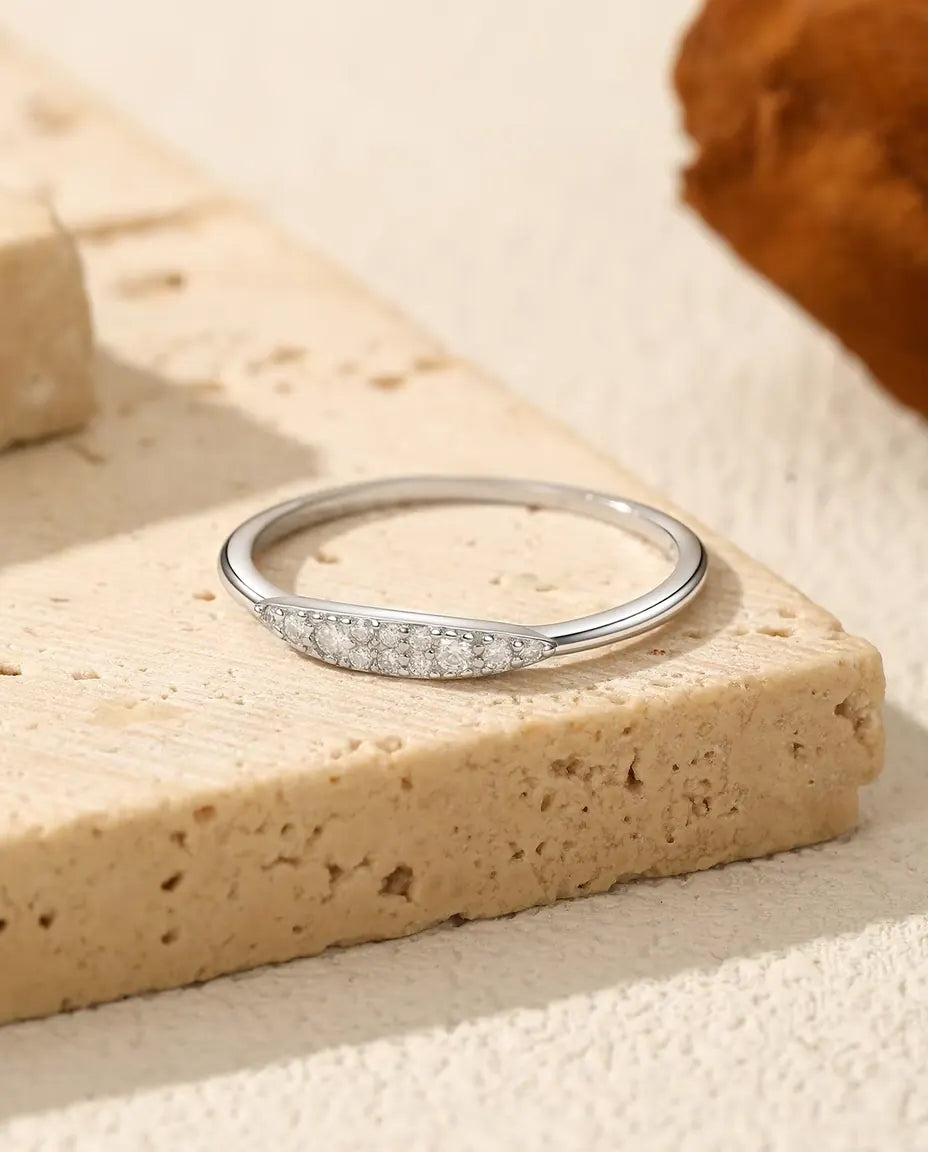 Avsmalnande pavéring med moissanit - tolv stenar färg D / VVS1 över 12 mm, 925 sterlingsilver, storlek 5-9